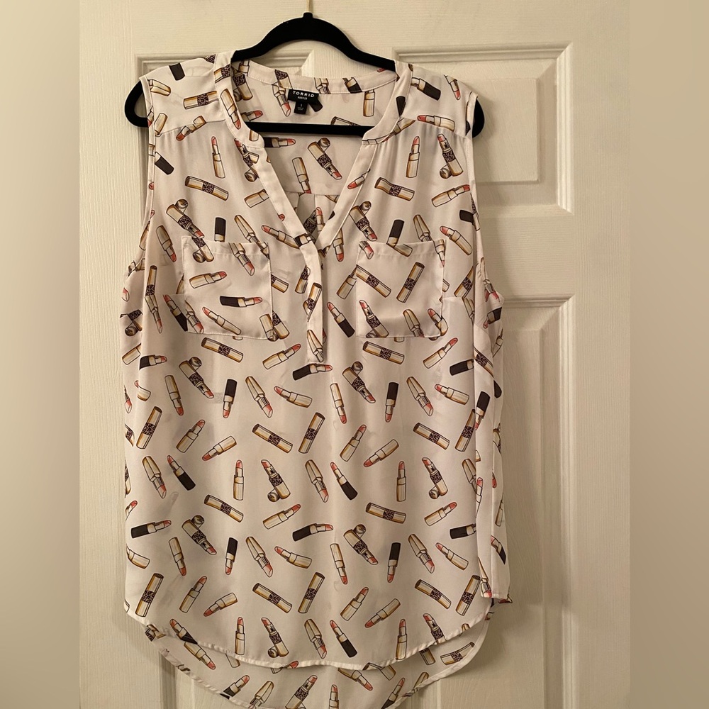 Torrid Lipstick Pattern Sleeveless Blouse